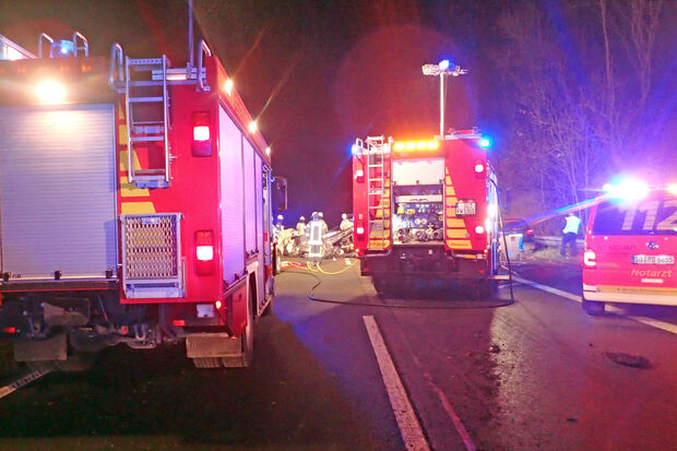 Feuerwehr, Polizei und Rettungsdienst waren mit mehreren Fahrzeugen bei dem Verkehrsunfall auf der Autobahn 445 bei Wickede im Einsatz. FOTO: FEUERWEHR WERL