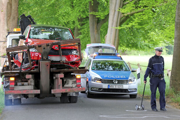 Der Unfall auf der Kreisstraße 26 zwischen dem Echthausener Bahnübergang und der Ruhrbrücke bei Haus Füchten. FOTO: ANDREAS DUNKER