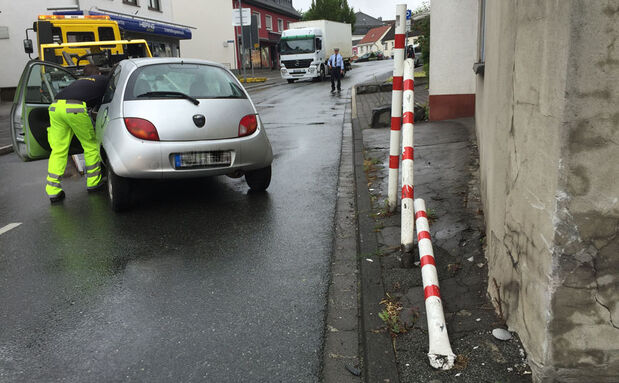 Hauswand und Poller wurden bei dem Verkehrsunfall beschädigt  FOTO: ANDREAS DUNKER