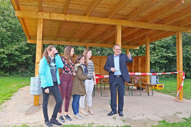 Bei der Einweihung des Unterstandes am 26. September 2017 hatte die Gemeinde die hölzerne Hütte am Ruhrufer eigens mit Bänken und Tischen für die Honoratioren temporär ausgestattet. ARCHIVFOTO: ANDREAS DUNKER