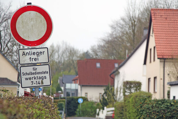 Ein übler und vor allem auch gefährlicher "Scherz": Unbekannte rissen dieses Straßenverkehrsschild an der Engelhard-Grundschule aus dem Boden und stellten es locker in diese Hecke an der Engelhardstraße. Wenn das schwere Eisenrohr umfällt, kann es kleine Kinder schnell verletzen oder bei Fahrzeugen für Blech- und Glasschäden sorgen. FOTO: ANDREAS DUNKER