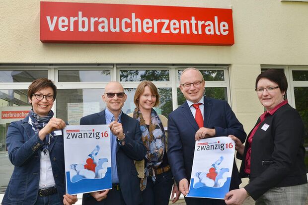 Stellten den Jahresbericht 2016 der Verbraucherzentrale im Kreis Soest während einer Pressekonferenz am Mittwoch, 24. Mai 2017, in Soest vor, von links: Elisabeth Wigger-Düsing, Verbraucherberaterin in Soest, Holger Okken, Leiter der Verbraucherzentralen Lippstadt und Soest, Judith Spittler, Verbraucherberaterin in Lippstadt und Soest, Ralf Hellermann, Dezernent für Ordnung, Straßen, Bau, Kataster, Umwelt, Veterinärwesen und Verbraucherschutz des Kreises Soest, sowie Andrea Birkenhauer, Verbraucherberaterin in Lippstadt. FOTO: THOMAS WEINSTOCK / KREIS SOEST