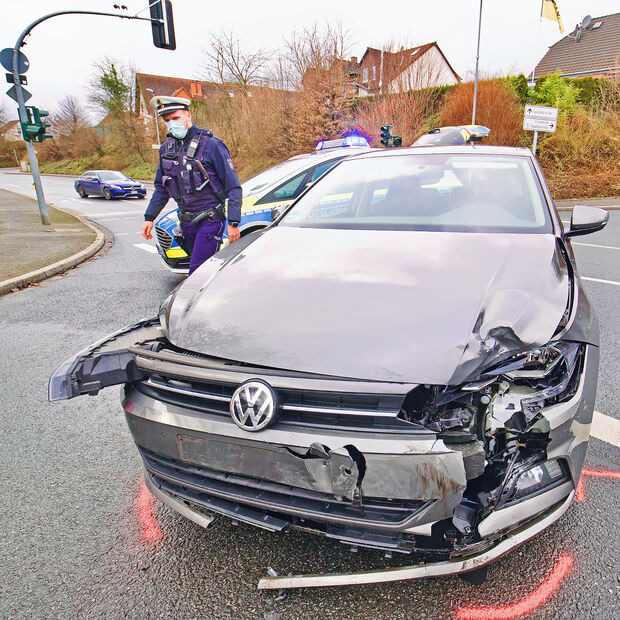 Das Auto, welches die Straße "Am Lehmacker" befuhr, wurde bei dem Verkehrsunfall erheblich beschädigt. Polizei-Beamte der Werler Wache nahmen den Unfall auf. FOTO: ANDREAS DUNKER