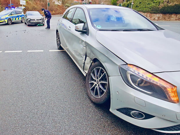 Auch der Pkw, der die Kirchstraße in Richtung Ortsmitte befuhr, erlitt erheblichen Sachschaden. Beide an dem Verkehrsunfall beteiligten Wagen waren nach der Havarie nicht mehr für den Straßenverkehr fahrtüchtig. FOTO: ANDREAS DUNKER