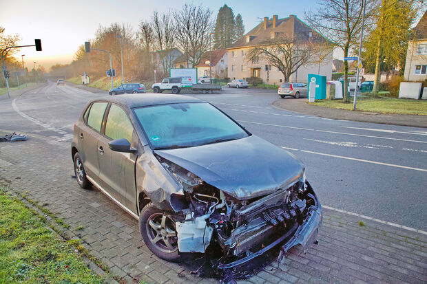 Der VW Polo erlitt wohl einen wirtschaftlichen Totalschaden. Auch der Landrover (im Hintergrund) wurde erheblich beschädigt. FOTO: ANDREAS DUNKER