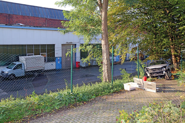 Das Auto der Fahranfängerin flog auf regennasser Fahrbahn von der Straße "Am Lehmacker" über die Böschung auf den parallelen Fuß- und Radweg. FOTO: ANDREAS DUNKER