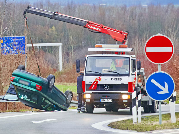 Ein Abschleppfahrzeug mit Kran barg den auf dem Dach liegenden Pkw des 27-jährigen Wickeders. FOTO: ANDREAS DUNKER