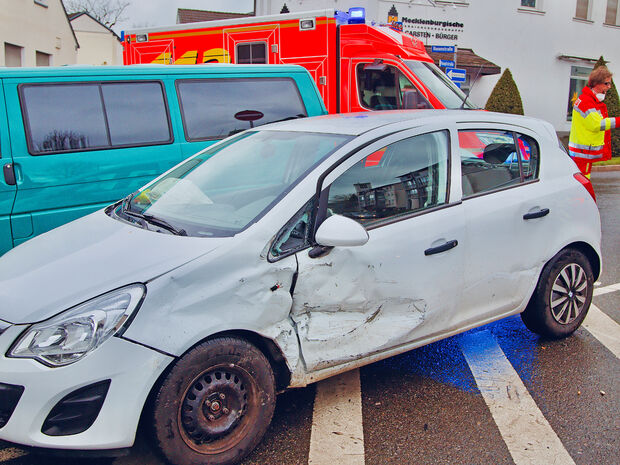 Die mutmaßliche Unfallverursacherin in dem weißen Opel Corsa blieb unverletzt. Das Fahrzeug wurde an der Fahrerseite allerdings erheblich beschädigt. FOTO: ANDREAS DUNKER