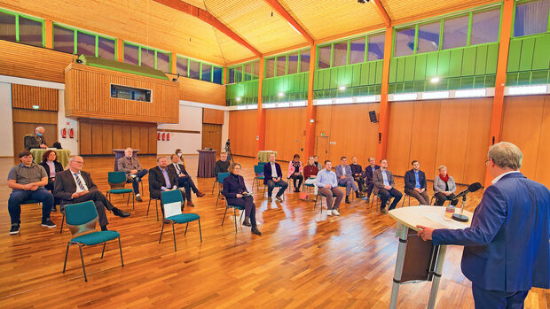 Eine kleine Gästeschar aus Politik und Verwaltung nahm an der Vertragsunterzeichnung im Bürgerhaus in Wickede teil. FOTO: ANDREAS DUNKER