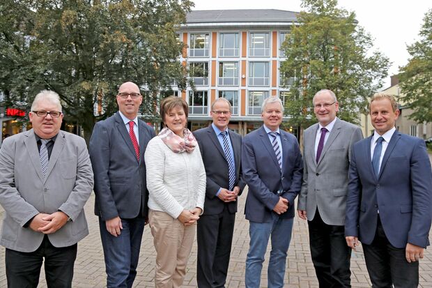Die neue Rathaus-Spitze präsentierte sich erstmals der Öffentlichkeit (von links): Jürgen Schlautmann, Ingo Regenhardt, Susanne Modler, Bürgermeister Dr. Martin Michalzik, Meinolf Stromberg, Markus Kleindopp und Christian Wiese FOTO: ANDREAS DUNKER