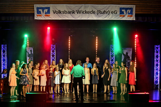 Auftritt des Jugendchores "Cantalino" auf der Bühne des Bürgerhauses in Wickede. FOTO: ANDREAS DUNKER