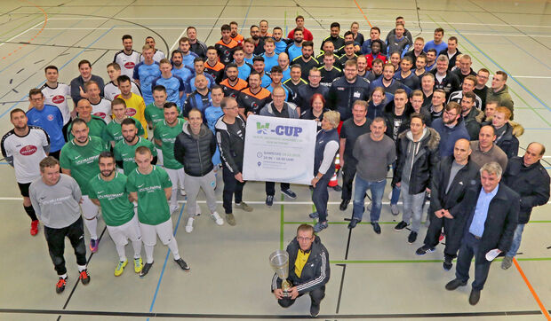 Gruppenfoto mit mehr als hundert Organisatoren, Helfern und Teilnehmern des Hallenfußballturniers "W-Cup" in der Gerken-Sporthalle in Wickede FOTO: ANDREAS DUNKER