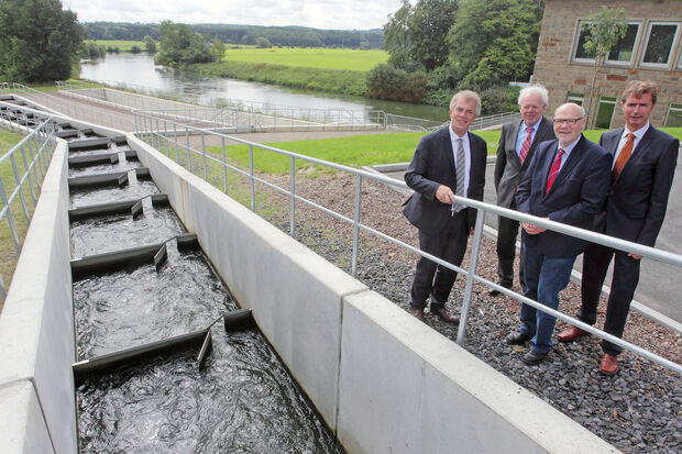 NRW-Umweltminister Johannes Remmel (Bündnis '90 / Grüne) begutachte zusammen mit Geschäftsführer Ingo Becker und Bernd Müller von den "Wasserwerken Westfalen" sowie Ulrich Detering von der Bezirksregierung Arnsberg die neue Fischtreppe in Schwerte. FOTO: WASSERWERKE WESTFALEN