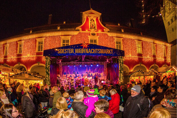 Menschen-Gedränge auf dem Soester Weihnachtsmarkt. Hier haben es „Langfinger“ bei Taschendiebstählen besonders leicht. ARCHIVFOTO: ANDREAS DUNKER