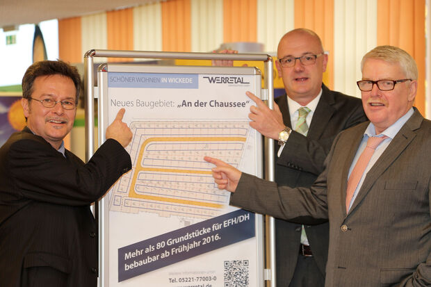 Mitarbeiter der WERRETAL Urbanisations GmbH präsentieren den Plan für das neue Baugebiet. Inzwischen wurden bereits ein Dutzend Baugrundstücke verkauft. ARCHIVFOTO: ANDREAS DUNKER