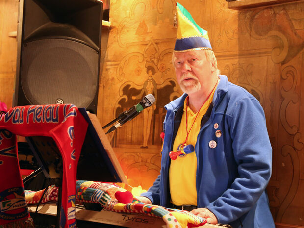 Dr. Uwe Stücker sorgte für karnevalistische Live-Musik. FOTO: ANDREAS DUNKER