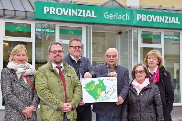 Vom Verein "Provinzialer helfen" übergaben die Versicherungskaufleute Bernd Gerlach und Ralf Hettwer eine Geldspende in Höhe von 4.000 Euro an die Vertreter des "Wickeder Tellers": Herta Yazigi von der evangelischen Diakonie, Klaus Gründken als Hauptverantwortlichem für die Aktion "Wickeder Teller", Marlis Müller von der Caritas-Konferenz St. Vinzenz Echthausen und Helena („Leni“) Weich von der Caritas-Konferenz St. Antonius Wickede (Ruhr). FOTO: ANDREAS DUNKER