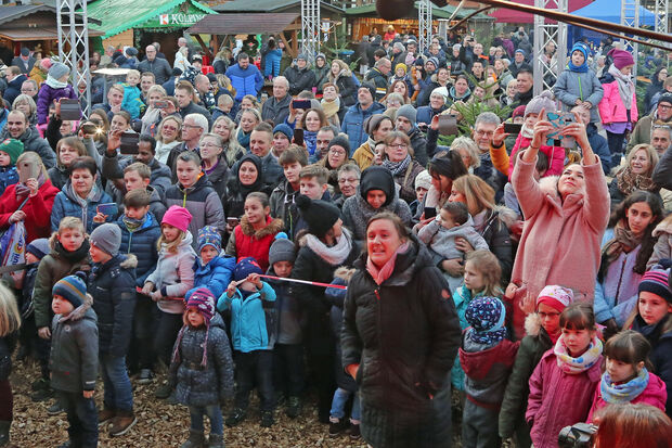 Dicht gedrängtes Publikum beim Wickeder Weihnachtsmarkt FOTO: ANDREAS DUNKER