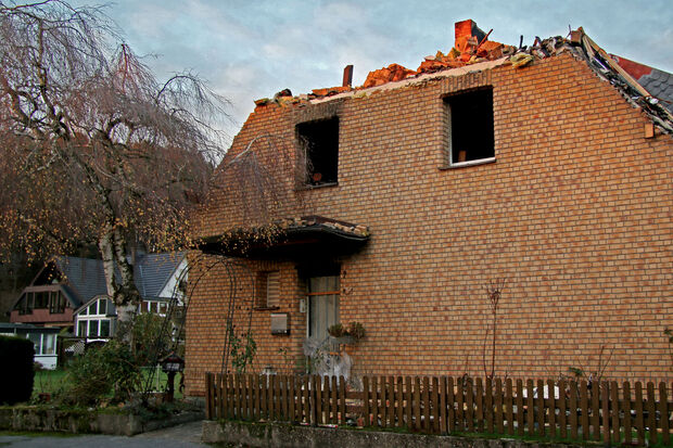 Die Spitze der Gibelwand wurde aus Sicherheitsgründen von einem Bagger eingerissen. – Denn das Ordnungsamt der Gemeinde Wickede (Ruhr) hatte wohl Angst, dass das marode Mauerwerk von winterlichen Sturmböen umgeweht werden könnte. FOTO: CARINA WESTERWELLE
