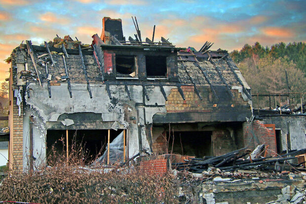 Die Brandruine vor Wolken, die vor der winterlichen Abendsonne gelb-rötlich leuchten FOTO: CARINA WESTERWELLE