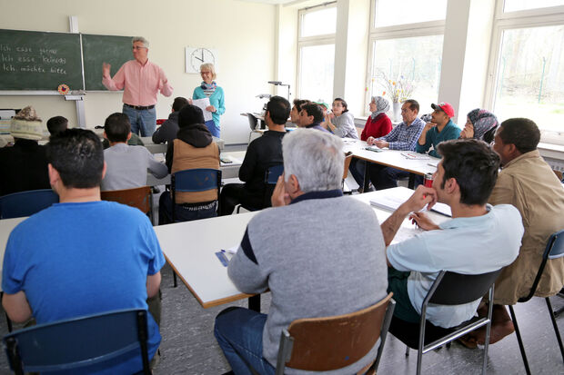 Der bisher ehrenamtlich durchgeführte Deutsch-Unterricht in der ZUE in Wimbern soll künftig von hauptamtlichen Vollzeitkräften übernommen werden. ARCHIVFOTO: ANDREAS DUNKER