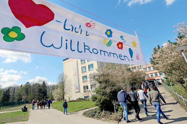 Flüchtlinge auf dem Weg in die ZUE ARCHIVFOTO: ANDREAS DUNKER