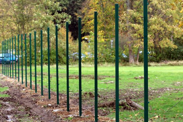 Beginn des Zaun-Baues vor einigen Monaten FOTO: ANDREAS DUNKER
