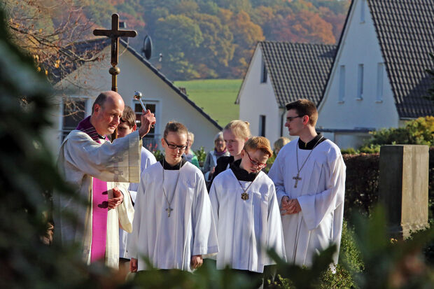 Gräbersegnung der katholischen Kirche zu Allerheiligen auf dem kommunalen Friedhof in Echthausen ARCHIVFOTO: ANDREAS DUNKER