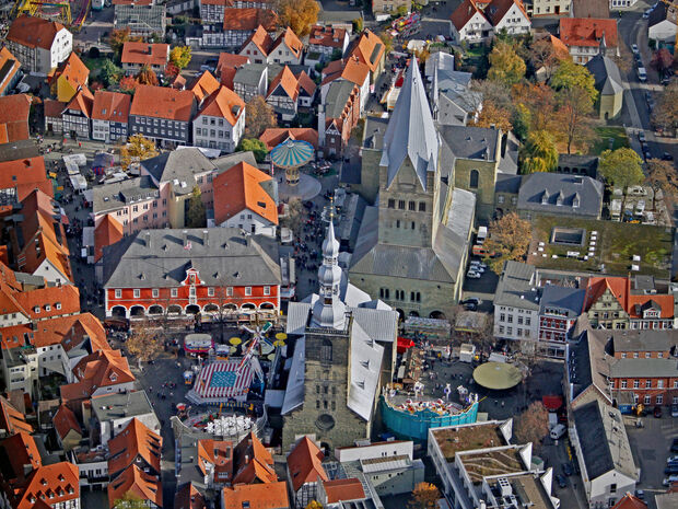 In den engen Gassen und Straßen sowie auf den großen Plätzen drängen sich bei der jährlichen Soester Allerheiligenkirmes die Karussells, Fahrgeschäfte und Buden der Schausteller. Hier ein Blick aus der Vogelperspektive auf das rote Rathaus und die Patrokli- und Petri-Grünsandsteinkirchen in der historischen Innenstadt LUFTBILD: ANDREAS DUNKER