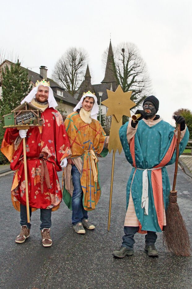 Daniel, Markus und Martin Barylla als Heilige Drei Könige verkleidet FOTO: ANDREAS DUNKER
