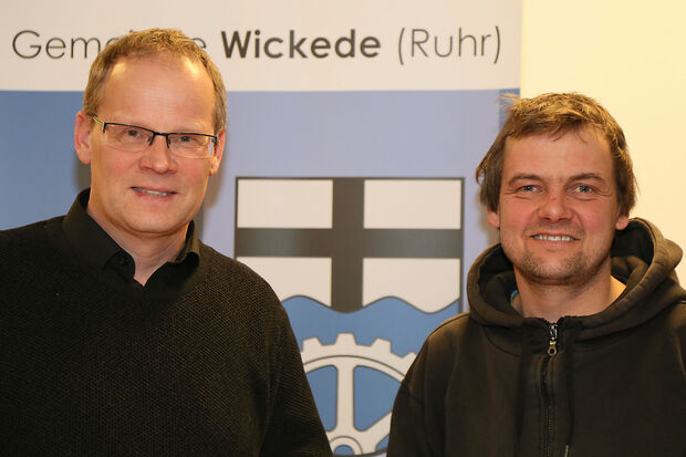 Wickedes Bürgermeister Dr. Martin Michalzik (CDU) will den von Günther Bracht (rechts) vom Warsteiner Fachbüro "Turbomatics" gestalteten kommunalen Bike-Park am Freibad am Samstag um 11 Uhr offiziell eröffnen. ARCHIVFOTO: ANDREAS DUNKER
