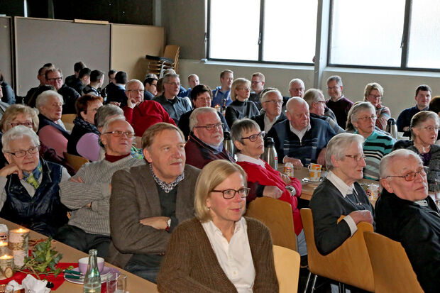 Besucher des Bilder-Nachmittags des Vereins "Dorf Wimbern" in der Schützenhalle ARCHIVFOTO: ANDREAS DUNKER
