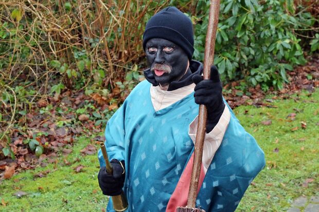 Schwarz geschminkt: Martin Barylla mit Signalhorn und Reisigbesen FOTO: ANDREAS DUNKER