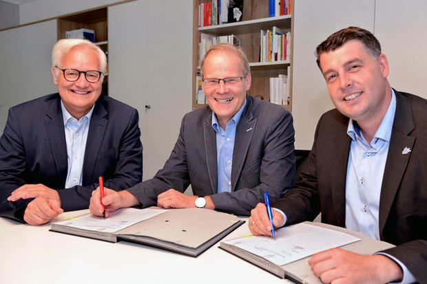 Neben Wickedes Bürgermeister Dr. Martin Michalzik (CDU, Mitte) unterzeichnete zeitgleich auch der Bad Sassendorfer Bürgermeister Malte Dahlhoff (CDU, rechts) eine Kooperationsvereinbarung, die es ermöglicht, Anschriften im Fahrzeugschein auch in den jeweiligen Rathäusern der Kommunen ändern zu lassen. Links: Kreisdirektor Dirk Lönnecke vom Kreis Soest. FOTO: KREIS SOEST / WILHELM MÜSCHENBORN