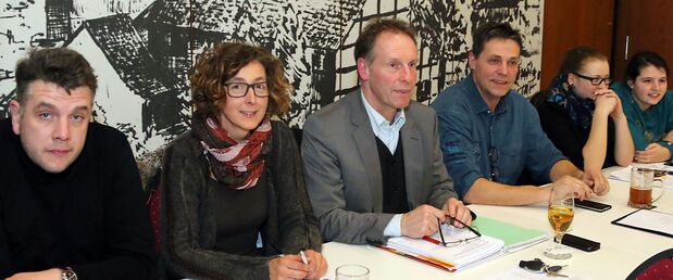 Vorstandstisch bei der Jahreshauptversammlung des Kinder- und Jugendchores „Cantalino“ FOTO: ANDREAS DUNKER