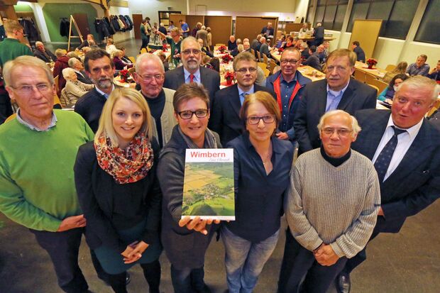 Das Redaktionsteam präsentierte das neue Buch „Wimbern – Eine Chronik“. Besonders lobte Ortsvorsteher und Vorsitzender des Vereins „Dorf Wimbern“ die Leistung des Journalisten Christian Meier, dem auch die Gestaltung des Werkes oblag. FOTO: ANDREAS DUNKER