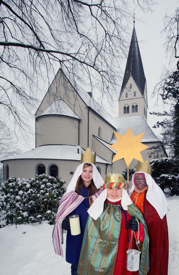Sternsinger – im Hintergrund die Sankt-Antonius-Kirche in Wickede ARCHIVFOTO: ANDREAS DUNKER