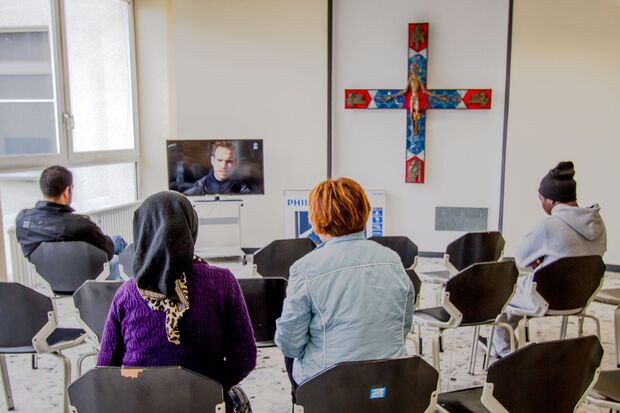 Kurzfristig als Fernsehraum genutzt: das ehemalige Foyer des Marien-Krankenhauses mit dem großen Wandkreuz mit Korpus ARCHIVFOTO: ANDREAS DUNKER