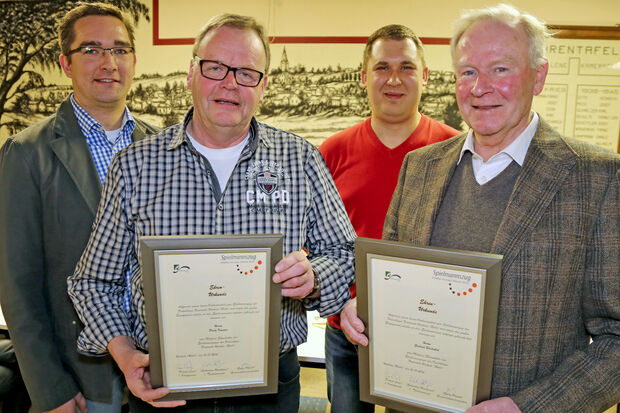 Franz Knieper und Gerhard Hackethal wurden zu Mitgliedern ehrenhalber ernannt. FOTO: ANDREAS DUNKER