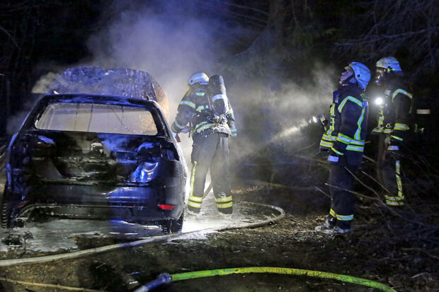 Löscharbeiten der Wickeder Feuerwehr an einem ausgebrannten Pkw auf einem einsamen Grünstreifen zwischen Werler Stadtwald und Autobahn A445 – zirka 300 Meter vor der Abfahrt Wickede. Die Zufahrt erfolgte über den Haarweg zwischen Autobahnzubringer und Vierhausen. FOTO: ANDREAS DUNKER