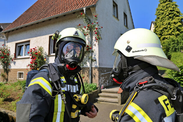 Feuerwehrleute mit Atemschutzgeräten FOTO: ANDREAS DUNKER