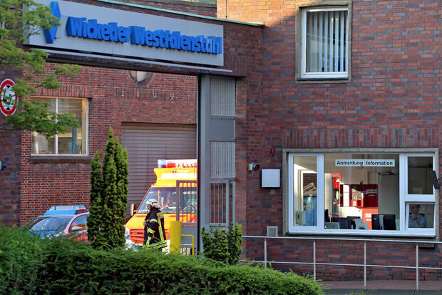 Einsatzkräfte auf dem Gelände von "Wickeder Westfalenstahl" ARCHIVFOTO: ANDREAS DUNKER