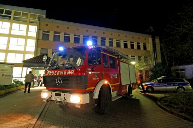 Die Feuerwehr am heutigen Samstagabend am Hauptgebäude der Unterbringungseinrichtung für Flüchtlinge in Wimbern FOTO: ANDREAS DUNKER