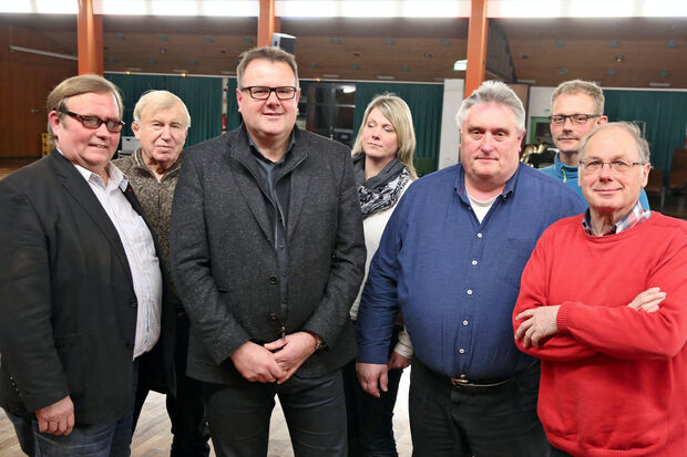 Das ehrenamtliche Leitungsgremium des Freibad-Fördervereins (von links): Schriftführer Helmut Bäcker, Beisitzer Horst Risse, Erster Vorsitzender Ralf Hettwer, Beisitzerin Kerstin Irmer (Voßwinkel), Zweiter Vorsitzender Werner Mischke sowie Beisitzer und Schwimmmeister Michael Scheffler und Kassierer Gisbert Heimann FOTO: ANDREAS DUNKER