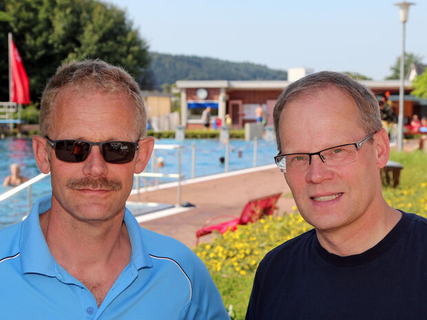 Bürgermeister Dr. Martin Michalzik (CDU) zusammen mit Schwimmmeister Michael Scheffler (links) im Wickeder Freibad: Hier wurden bislang keine Probleme mit Flüchtlingen in Bezug auf sexuelle Belästigung oder entsprechende Übergriffe angezeigt. ARCHIVFOTO: ANDREAS DUNKER
