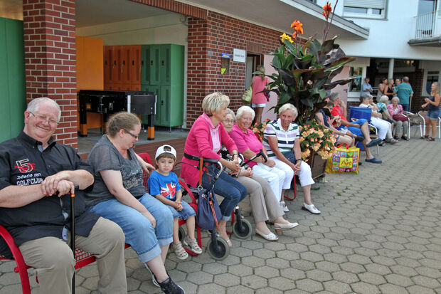 Mal nicht im Orchester sondern unter den Zuhörern auf der Senioren-Ruhebank: Kevin Frederick Cheshire, Dirgent  des Musikzuges der Freiwilligen Feuerwehr Wickede (Ruhr) von 1989 bis 2010. – Auch aktuell spielt der Hausmeister des Bürgerhauses noch immer gelegentlich als aktiver Musiker mit. FOTO: ANDREAS DUNKER