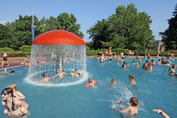 Aktionsbecken mit Wasserpilz und zwei Wasserrutschen FOTO: ANDREAS DUNKER