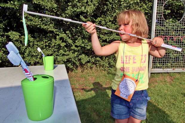 Die Kinder hatten Spaß beim Spiele-Parcours während des Familienfestes der Freizeit-Sport-Gemeinschaft (FSG) auf dem Bolzplatz in Wimbern. FOTO: ANDREAS DUNKER