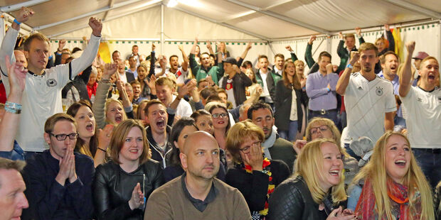 Spannung beim Public-Viewing unter dem Schützenfestzelt FOTO: ANDREAS DUNKER