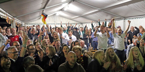 Kollektiver Jubel bei den deutschen Fußballfans im Schützenfestzelt FOTO: ANDREAS DUNKER